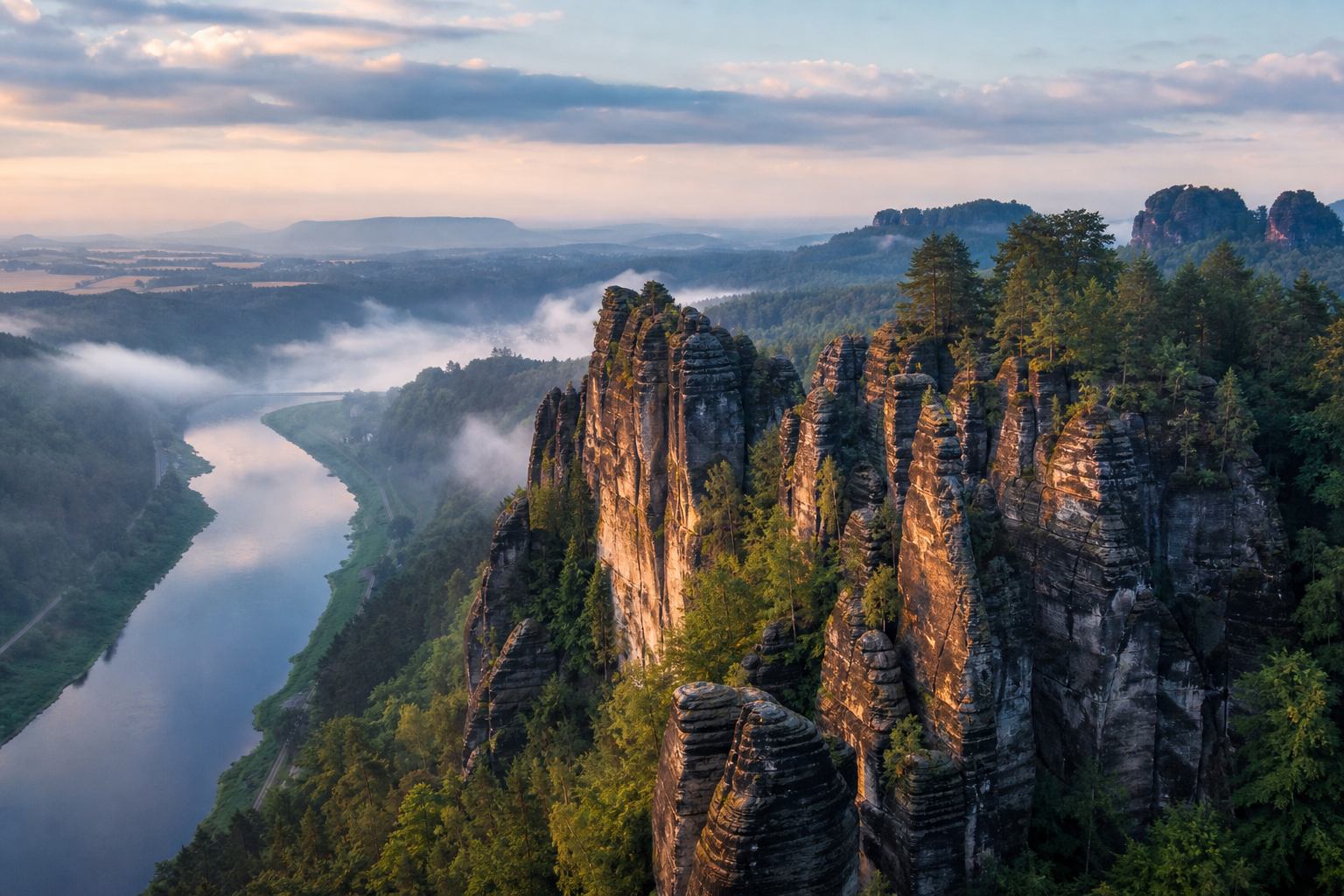 Sandsteintürme der Sächsischen Schweiz über dem Elbtal